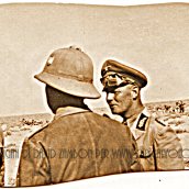 fronte di Tobruch, estate 41. Ufficiali a colloquio. Da destra Colonnello Ruggeri Laderchi, generale Rommel, Colonnello Montemurro (8° Bersaglieri, Div. Ariete)